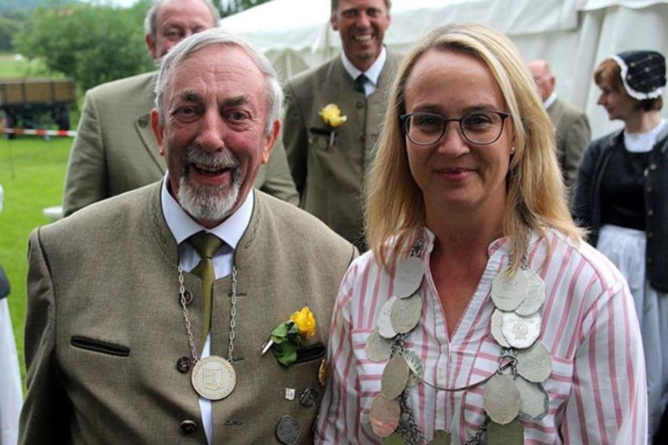 Ältermann Horst Hinz freut sich mit der Gildekönigin Claudia Baden