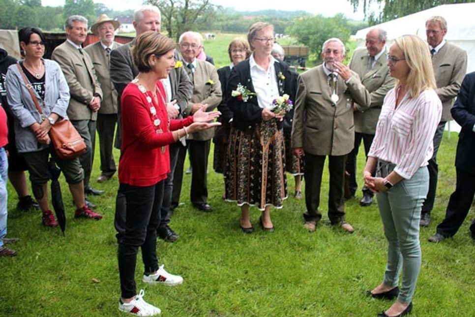 Nicola Specker (links) gibt der neuen Gildekönigin ihren Beinamen