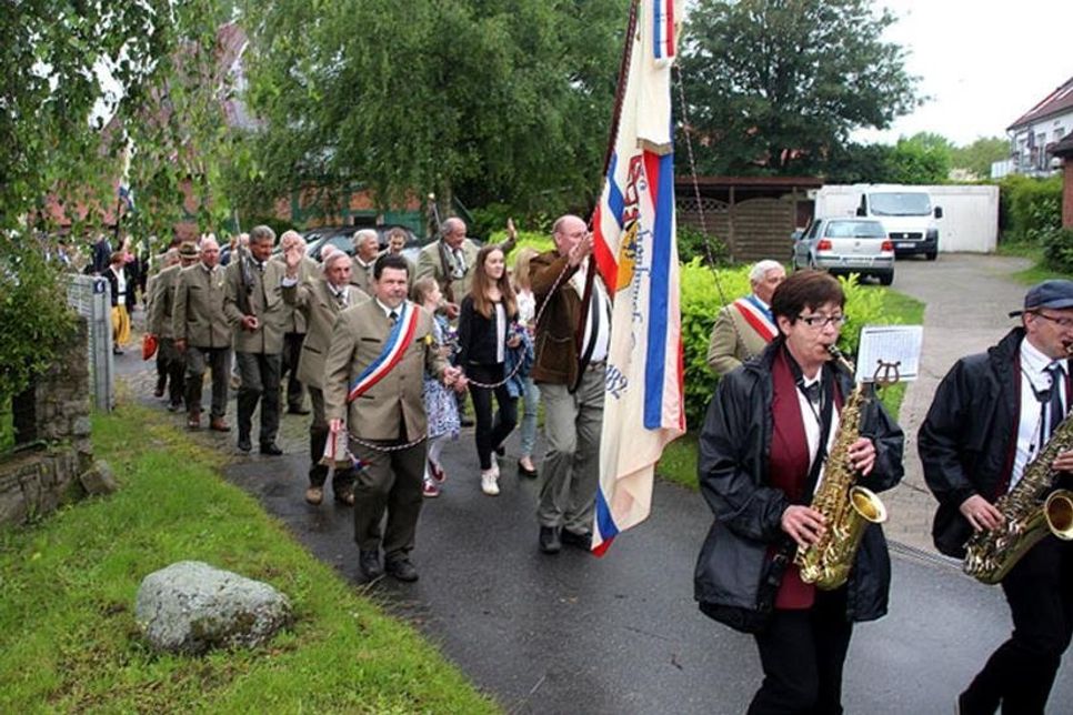 Der Festumzug marschiert durch Neuheikendorf