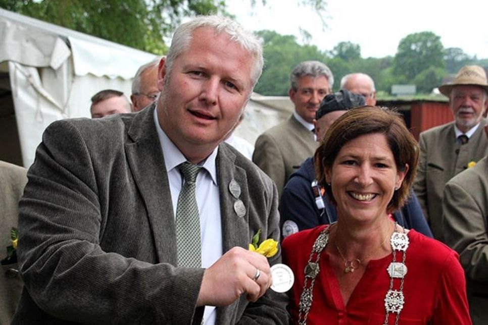 Die Ehrenmedaille der Gemeinde für die Ex-Majestät Tade Peetz, überreicht von Nicola Specker.