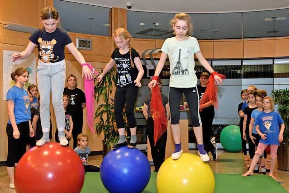 In der Förde Sparkasse zeigten die kleinen Nachwuchsakrobaten des TSV Schönberg ihr Können.