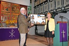 MdB Bettina Hagedorn übergab einen selbstgebauten Rahmen mit Kopien der originalen Beschlüsse des Bundestages.