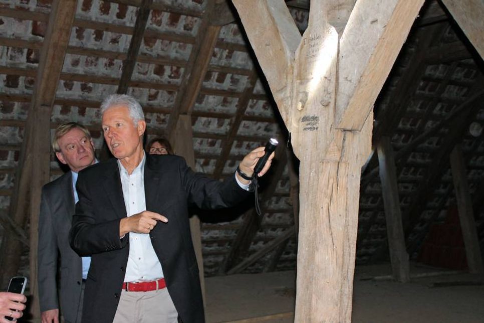 Begutachtung der Dachbalken im Kirchturm.