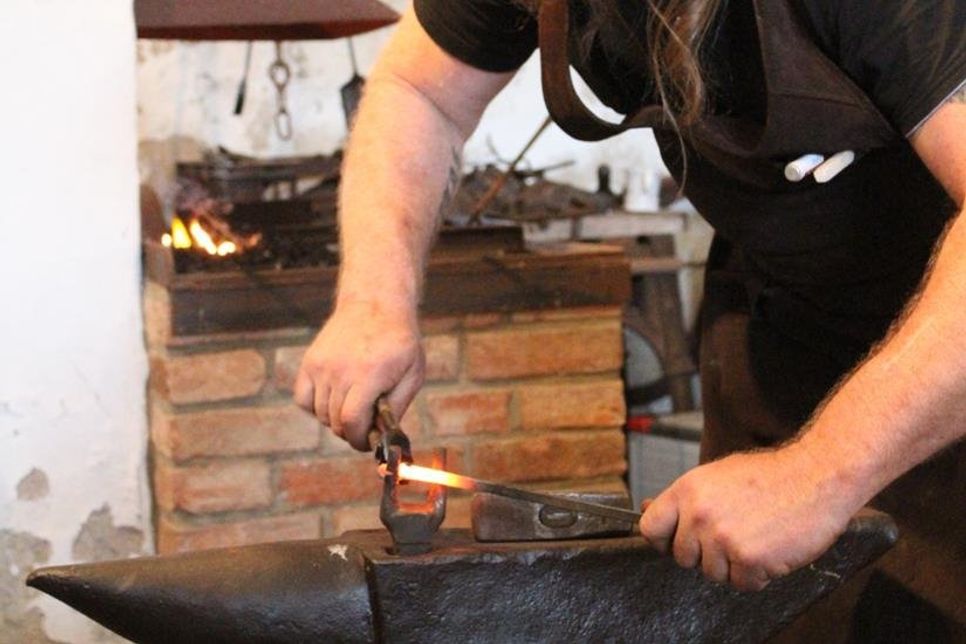 Schmiedemeister Stephan Abele heizt im Juli und August jeden Sonntag von 14 bis 18 Uhr die Esse im „Ole Sprüttenhus“ des Dorf- und Schulmuseums Schönwalde an. Interessierte können ihm bei der Arbeit über die Schulter schauen.