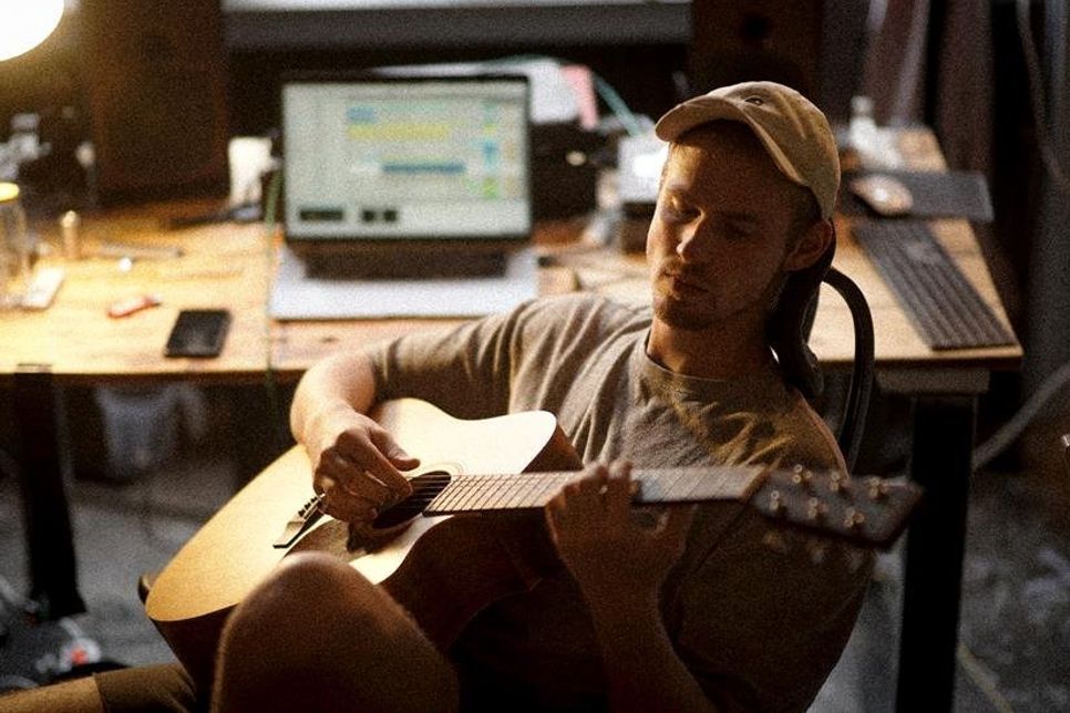 Ein echter Vollblutmusiker: Dominik Hartz schreibt, komponiert und vermarktet alle Songs selbst. (Foto: Ricki Krause)