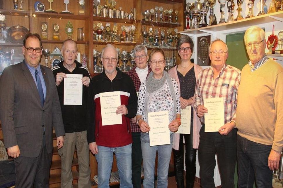 Aufstellung der Feuerwehrkameraden mit Bürgervorsteher Heinz Bäker und Bernd Heuer (v. re.).