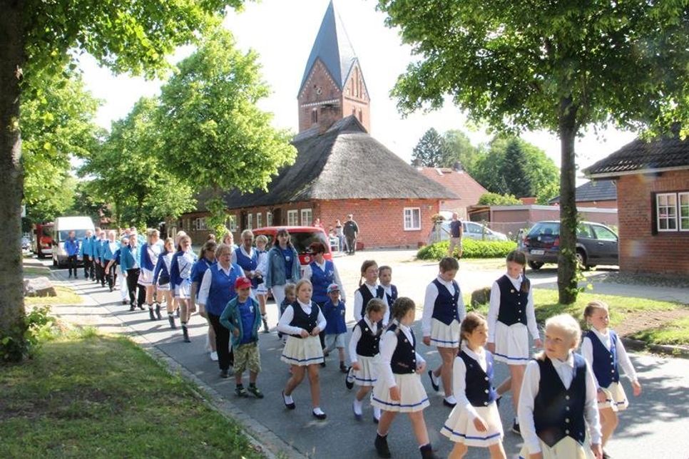 Ortswehrführer Finn Hennings führte den Festumzug an.