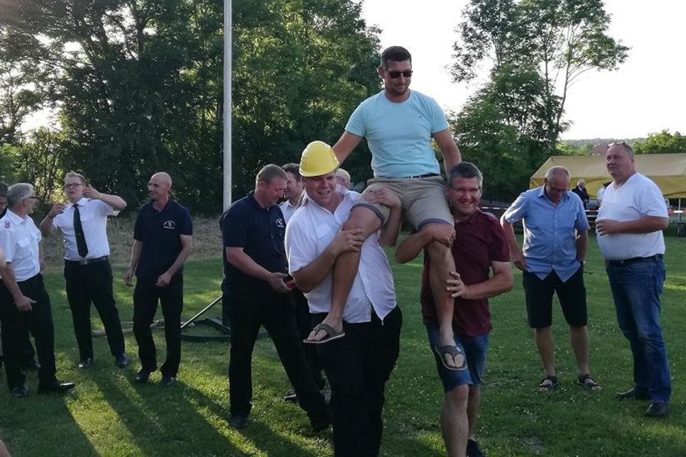 Feuerwehrkameraden ließen den neuen König Hendrik Wulff hochleben.