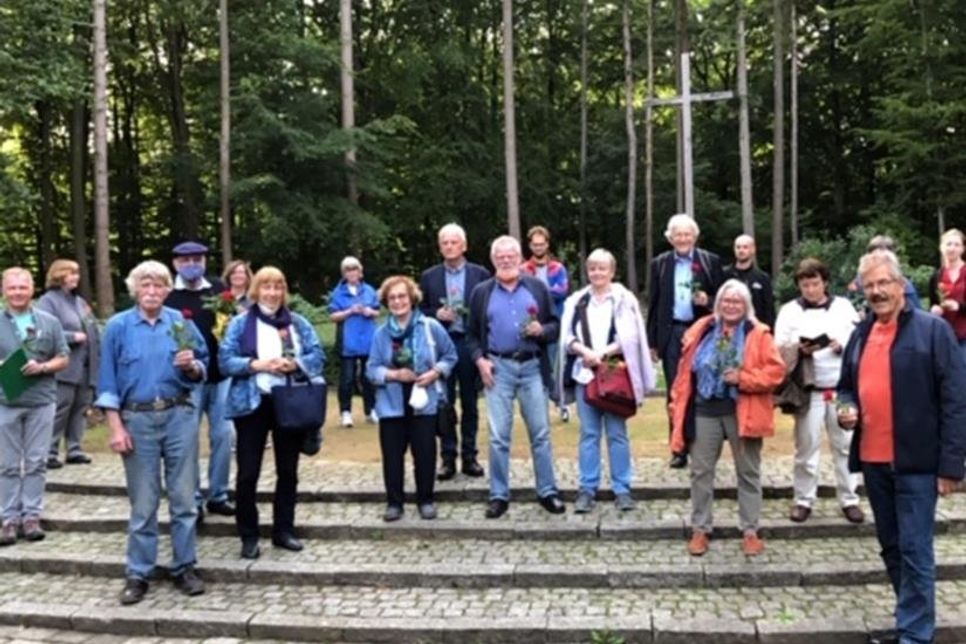Mitglieder des Freundeskreises der KZ-Gedenkstätte Neuengamme besuchten den Ehrenfriedhof Cap Arcona.