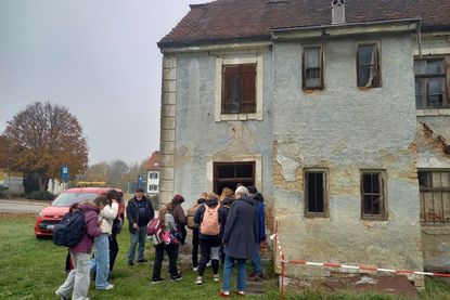 Besuch der Historischen Polizeistation in Egling (mit dunkler NS-Geschichte), einem Lernort für Demokratiebildung im ländlichen Raum. Hier treffen Staatsdiener und Bürger der Vergangenheit, Gegenwart und Zukunft aufeinander. Ein Projekt des Heimatmuseum Egling a. d. Paar.