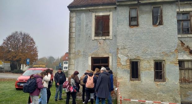 Besuch der Historischen Polizeistation in Egling (mit dunkler NS-Geschichte), einem Lernort für Demokratiebildung im ländlichen Raum. Hier treffen Staatsdiener und Bürger der Vergangenheit, Gegenwart und Zukunft aufeinander. Ein Projekt des Heimatmuseum Egling a. d. Paar.