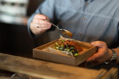 Die Köche lassen sich bei der Küchenparty über die Schulter schauen.