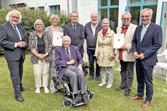Bei der Preisverleihung überreichten die Stiftungsvorstände Erich Faehling (links), Dieter Ehlers (Mitte) und Tim Brockmann (rechts) mit Stiftungsgründer Hans Jürgen Ruta (im Rollstuhl) die Urkunden an (von links) Susanne Hampel und Frauke Bosch von der Niederdeutschen Bühne sowie Carl-Walter Petersen, Dr. Ruth Pfau und Gernot A. Weimar vom Stadtkirchen-Förderverein.