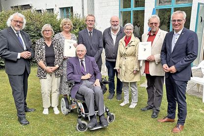 Bei der Preisverleihung überreichten die Stiftungsvorstände Erich Faehling (links), Dieter Ehlers (Mitte) und Tim Brockmann (rechts) mit Stiftungsgründer Hans Jürgen Ruta (im Rollstuhl) die Urkunden an (von links) Susanne Hampel und Frauke Bosch von der Niederdeutschen Bühne sowie Carl-Walter Petersen, Dr. Ruth Pfau und Gernot A. Weimar vom Stadtkirchen-Förderverein.