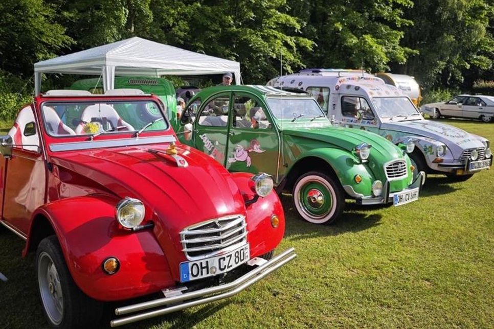 Die liebevoll restaurierten „Enten“ bringen französisches Retro-Flair nach Sierhagen.