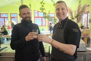 Anstoßen mit frischem Wasser: Koch Mario Büsch (re.) freute sich über die großzügige Spende von Ronny Conrad.