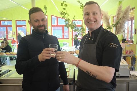 Anstoßen mit frischem Wasser: Koch Mario Büsch (re.) freute sich über die großzügige Spende von Ronny Conrad.