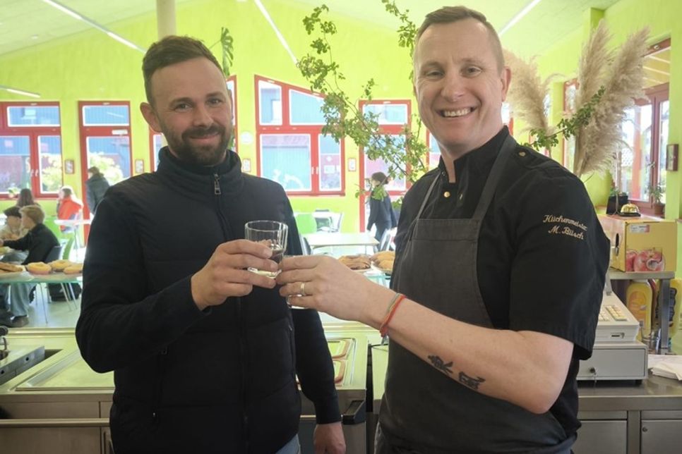 Anstoßen mit frischem Wasser: Koch Mario Büsch (re.) freute sich über die großzügige Spende von Ronny Conrad.