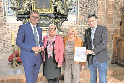 Sebastian Schmidt (CDU), Kulturministerin Dr. Dorit Stenke (CDU), Bettina Hagedorn (SPD) und Pastor Friedemann Holmer (v. lks.) bei der Übergabe des Förderbescheids.