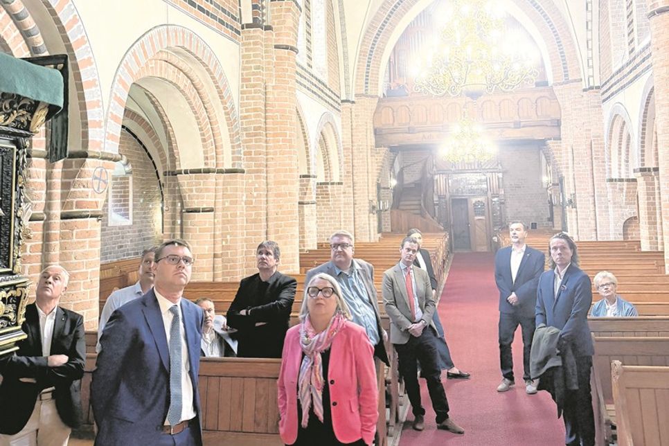 Aufmerksam verfolgten die Gäste die Erläuterungen zur Basilika von Pastor Friedemann Holmer.