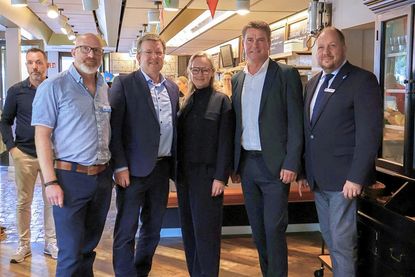 Freuen sich über das neue Angebot in Lensahn (v. re.): Landrat Timo Gaarz, Bürgermeister Michael Robien, Simone Tackenberg (Fachbereichsleiterin für Soziales, Jugend, Bildung und Sport des Kreises Ostholstein), Frank Nüsse (Geschäftsführer der „Brücke“) und Thomas Witt (Fachleitung für Ostholstein der „Brücke“).