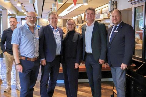 Freuen sich über das neue Angebot in Lensahn (v. re.): Landrat Timo Gaarz, Bürgermeister Michael Robien, Simone Tackenberg (Fachbereichsleiterin für Soziales, Jugend, Bildung und Sport des Kreises Ostholstein), Frank Nüsse (Geschäftsführer der „Brücke“) und Thomas Witt (Fachleitung für Ostholstein der „Brücke“).