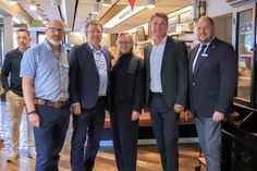 Freuen sich über das neue Angebot in Lensahn (v. re.): Landrat Timo Gaarz, Bürgermeister Michael Robien, Simone Tackenberg (Fachbereichsleiterin für Soziales, Jugend, Bildung und Sport des Kreises Ostholstein), Frank Nüsse (Geschäftsführer der „Brücke“) und Thomas Witt (Fachleitung für Ostholstein der „Brücke“).