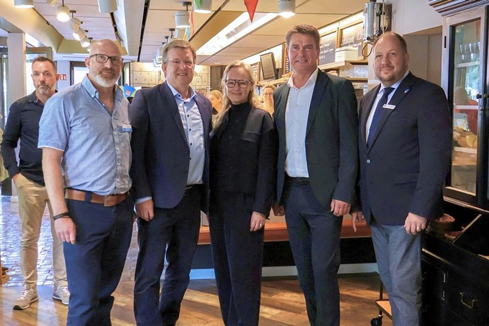 Freuen sich über das neue Angebot in Lensahn (v. re.): Landrat Timo Gaarz, Bürgermeister Michael Robien, Simone Tackenberg (Fachbereichsleiterin für Soziales, Jugend, Bildung und Sport des Kreises Ostholstein), Frank Nüsse (Geschäftsführer der „Brücke“) und Thomas Witt (Fachleitung für Ostholstein der „Brücke“).
