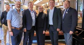 Freuen sich über das neue Angebot in Lensahn (v. re.): Landrat Timo Gaarz, Bürgermeister Michael Robien, Simone Tackenberg (Fachbereichsleiterin für Soziales, Jugend, Bildung und Sport des Kreises Ostholstein), Frank Nüsse (Geschäftsführer der „Brücke“) und Thomas Witt (Fachleitung für Ostholstein der „Brücke“).