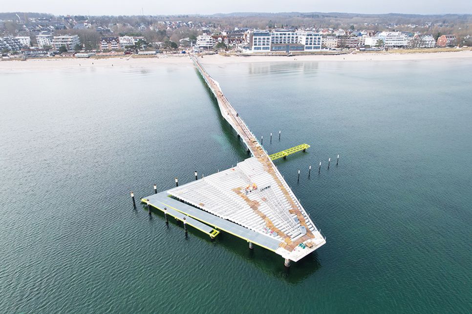 Ein Blick mit der Drohne auf die noch im Bau befindliche Seebrücke in Scharbeutz.