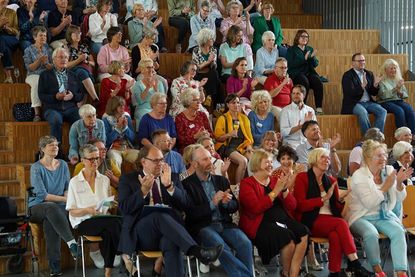 Zahlreiche Gäste waren zur Jubiläumsfeier erschienen, darunter auch Bürgermeister Mirko Spieckermann, Landtagsabgeordneter Peer Knöfler (CDU) und Bundestagsabgeordnete Bettina Hagedorn (SPD; vorne v. lks.).