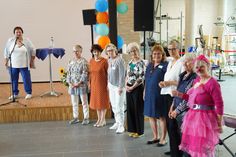 Vorsitzende Annette Schmitz (lks.) dankte den tragenden Säulen des Vereins, die allesamt durch aktive Vereinsarbeit einen wichtigen Beitrag leisten (v. lks.): 2. Vorsitzende Stephanie Nissen, Kassenwartin Margret Berner, Beisitzerin Irmgard Honerla, Beisitzerin Nicole Thede, Koordinatorinnen Hilke Gaedicke und Wiebke Volger-Straßburger, Beisitzerin Dorothea Schwarze und Klinikclown Ute-Maria Bleicker (Koordinatorin im Ruhestand).