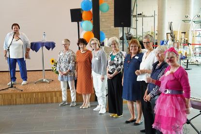 Vorsitzende Annette Schmitz (lks.) dankte den tragenden Säulen des Vereins, die allesamt durch aktive Vereinsarbeit einen wichtigen Beitrag leisten (v. lks.): 2. Vorsitzende Stephanie Nissen, Kassenwartin Margret Berner, Beisitzerin Irmgard Honerla, Beisitzerin Nicole Thede, Koordinatorinnen Hilke Gaedicke und Wiebke Volger-Straßburger, Beisitzerin Dorothea Schwarze und Klinikclown Ute-Maria Bleicker (Koordinatorin im Ruhestand).