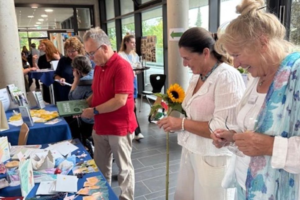 Viele nutzten die Gelegenheit, sich an den Infotischen rund um das Thema Hospiz- und Palliativversorgung sowie die Arbeit des Vereins zu informieren.