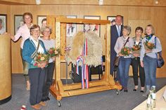 Die Schönkirchener Landfrauen übergaben die Erntekrone kürzlich an Kreispräsidentin Hildegard Mersmann (links) und Landrat Björn Demmin.