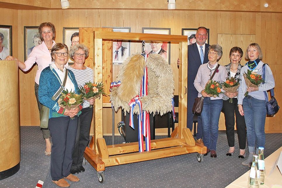 Die Schönkirchener Landfrauen übergaben die Erntekrone kürzlich an Kreispräsidentin Hildegard Mersmann (links) und Landrat Björn Demmin.
