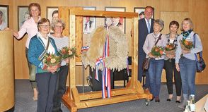 Die Schönkirchener Landfrauen übergaben die Erntekrone kürzlich an Kreispräsidentin Hildegard Mersmann (links) und Landrat Björn Demmin.