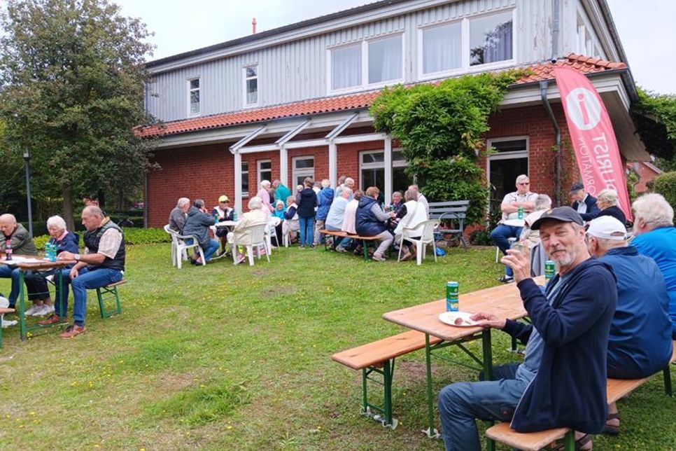 Seniorinnen und Senioren trafen sich in geselliger Runde beim Grillen.
