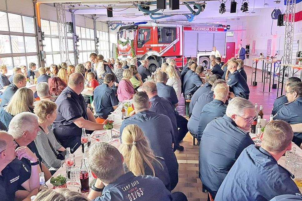 Viele Gäste verfolgten eine kurzweilige und abwechslungsreiche Übergabefeier.