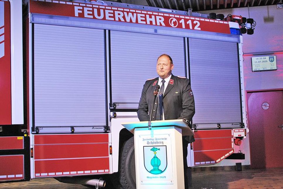 Eigens aus Sachsen angereist war Sebastian Blech, Wehrführer der befreundeten Feuerwehr aus Schönberg/Sachsen. Er lobte die jahrzehntelange Partnerschaft.