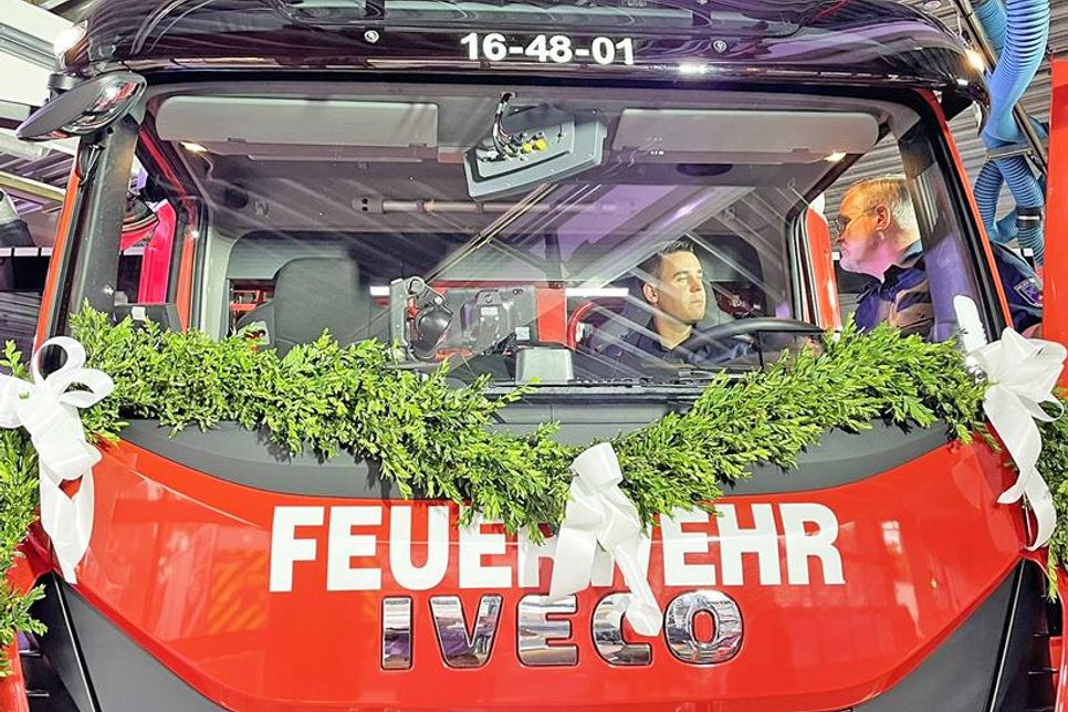 Das neue Hilfeleistungslöschfahrzeug der Freiwilligen Feuerwehr Schönberg ist nicht nur modern ausgestattet, sondern auch Ausdruck von Engagement, Zusammenhalt und jahrelanger Planung. Am Freitag wurde es feierlich in Dienst gestellt.