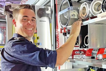 Feuerwehrtechnik zum Anfassen: Henrik von Juterzenka, Wehrführer der Feuerwehr Probstei Nord, wirft einen Blick in die durchdacht bestückten Gerätestaufächer des neuen HLF 20.