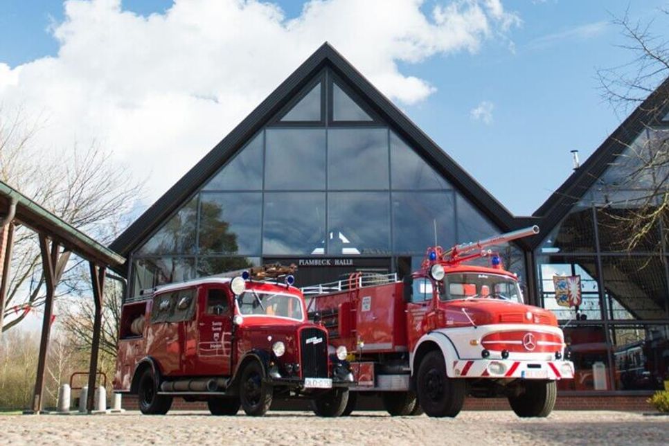Erster Halt beim „Blaulicht-Ausflug“ ist das Feuerwehrmuseum Schleswig-Holstein in Norderstedt. Durch die Ausstellung historischer Löschgeräte und Fahrzeuge geht es unter fachkundiger Führung.