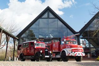 Erster Halt beim „Blaulicht-Ausflug“  ist das Feuerwehrmuseum Schleswig-Holstein in Norderstedt. Durch die Ausstellung historischer Löschgeräte und Fahrzeuge geht es unter fachkundiger Führung.