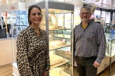 Josie Krabbe, Gründerin des Schmuck- und Modelabels „Lika the Label“, und eska-Geschäftsführer Jürgen Mohr freuen sich auf den Pop-up-Store für Fashion, der am Samstag für einen Tag im Haupteingangsbereich aufgebaut wird.