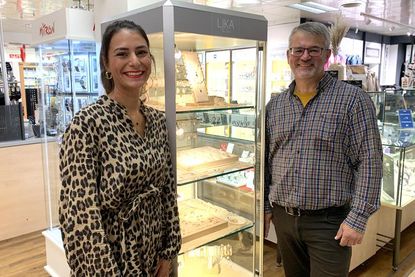 Josie Krabbe, Gründerin des Schmuck- und Modelabels „Lika the Label“, und eska-Geschäftsführer Jürgen Mohr freuen sich auf den Pop-up-Store für Fashion, der am Samstag für einen Tag im Haupteingangsbereich aufgebaut wird.