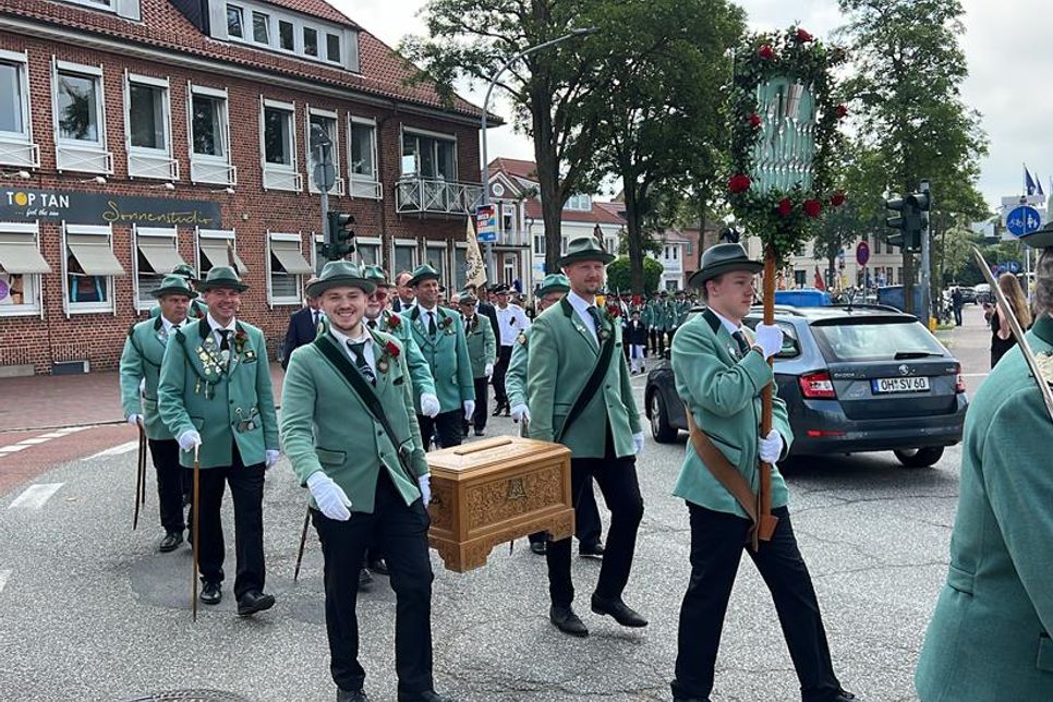 Um 11 Uhr macht sich der Festumzug vom Netztrockenplatz auf den Weg zum Schützenplatz. Beim Überqueren der Hafenbrücke bietet sich ein tolles Bild.