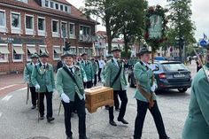Um 11 Uhr macht sich der Festumzug vom Netztrockenplatz auf den Weg zum Schützenplatz. Beim Überqueren der Hafenbrücke bietet sich ein tolles Bild.