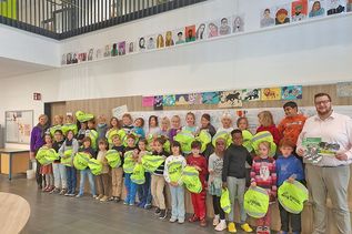 Kinder der ersten Klassen in Heikendorf mit Klassenlehrerin Rachel Dieckmann und Thorben Strauß von der Förde Sparkasse.