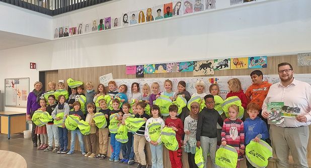 Kinder der ersten Klassen in Heikendorf mit Klassenlehrerin Rachel Dieckmann und Thorben Strauß von der Förde Sparkasse.